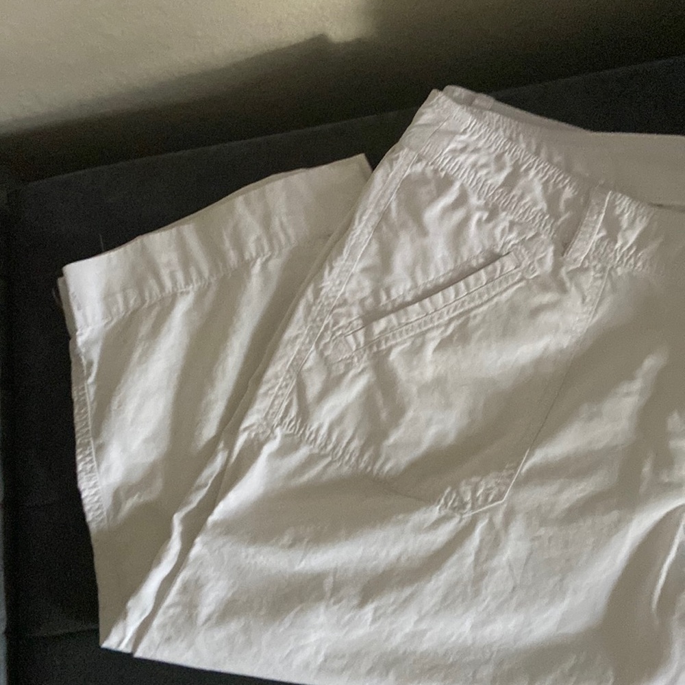 Ladies White IZOD Capri pants.  Size 14